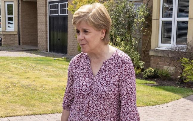 Nicola Sturgeon atiende a los medios de comunicación este domingo. Nicola Sturgeon atiende a los medios de comunicación este domingo.