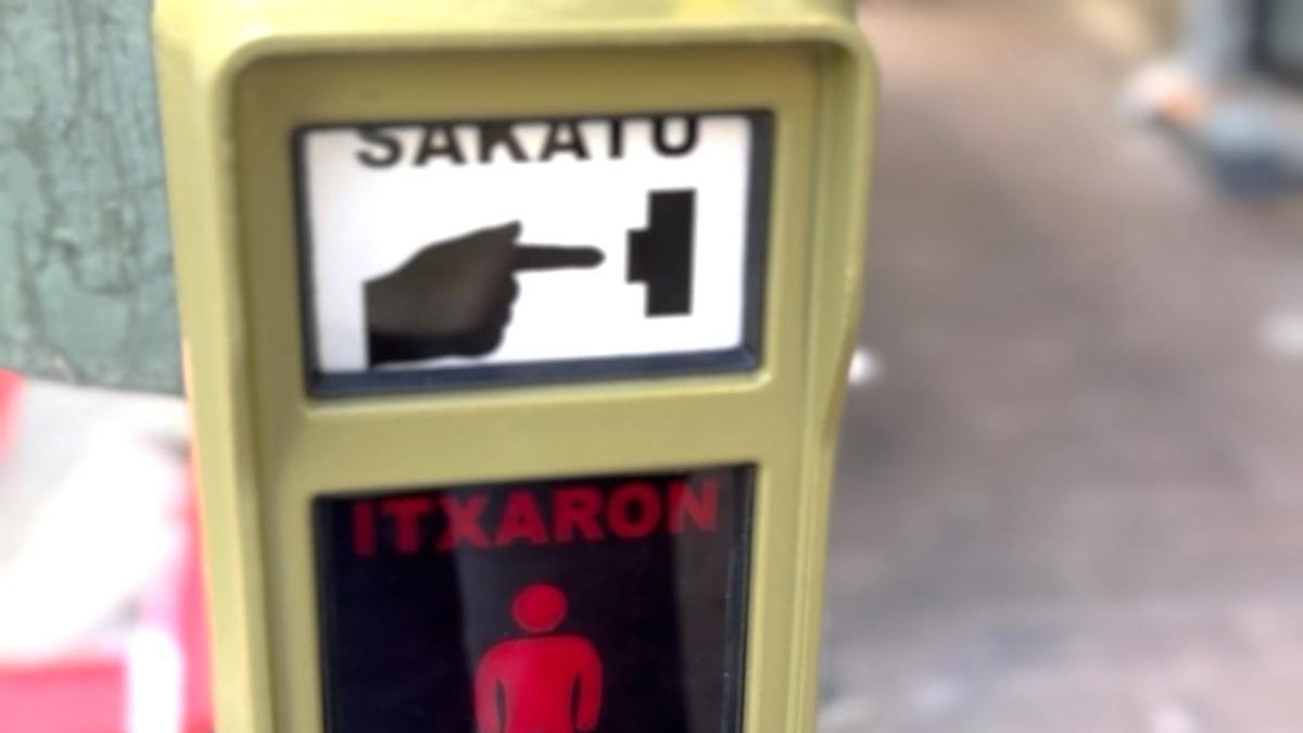 Los semáforos de Eibar han incorporado el euskera a su uso.