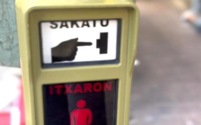 Los semáforos de Eibar han incorporado el euskera a su uso.