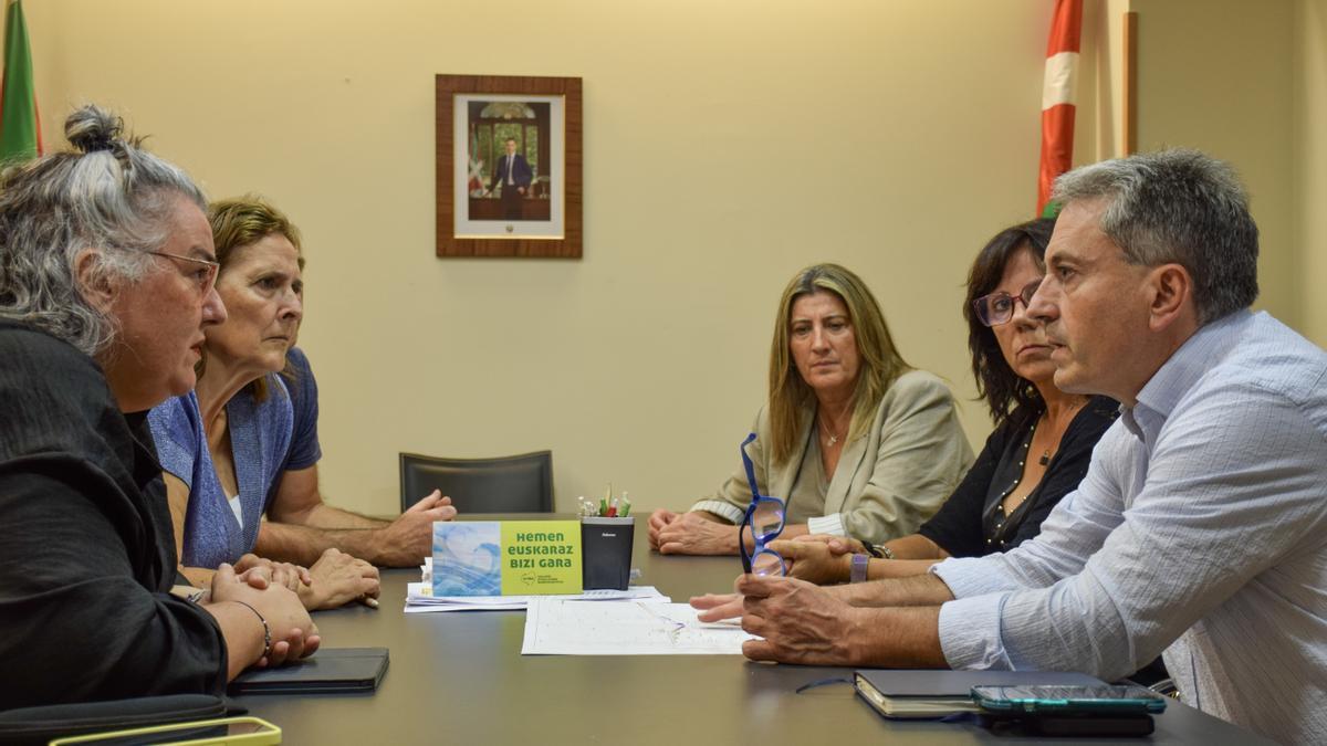 Reunión del grupo jeltzale de Orio con Felix Urkiola.