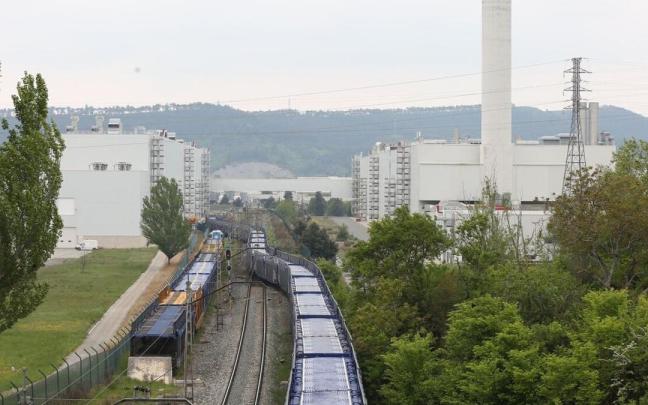Tren de mercancías que descarriló en la entrada al recinto de la fábrica de Volkswagen. Tren de mercancías que descarriló en la entrada al recinto de la fábrica de Volkswagen.