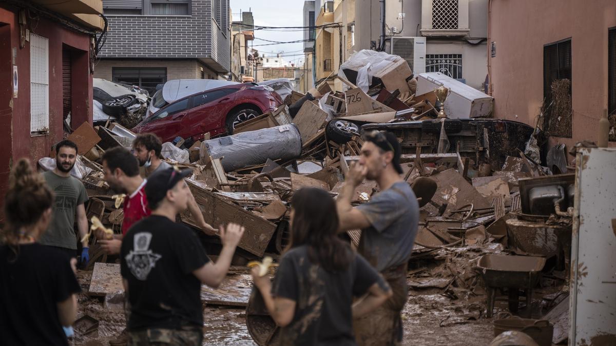 Vehículos arrasados por la DANA