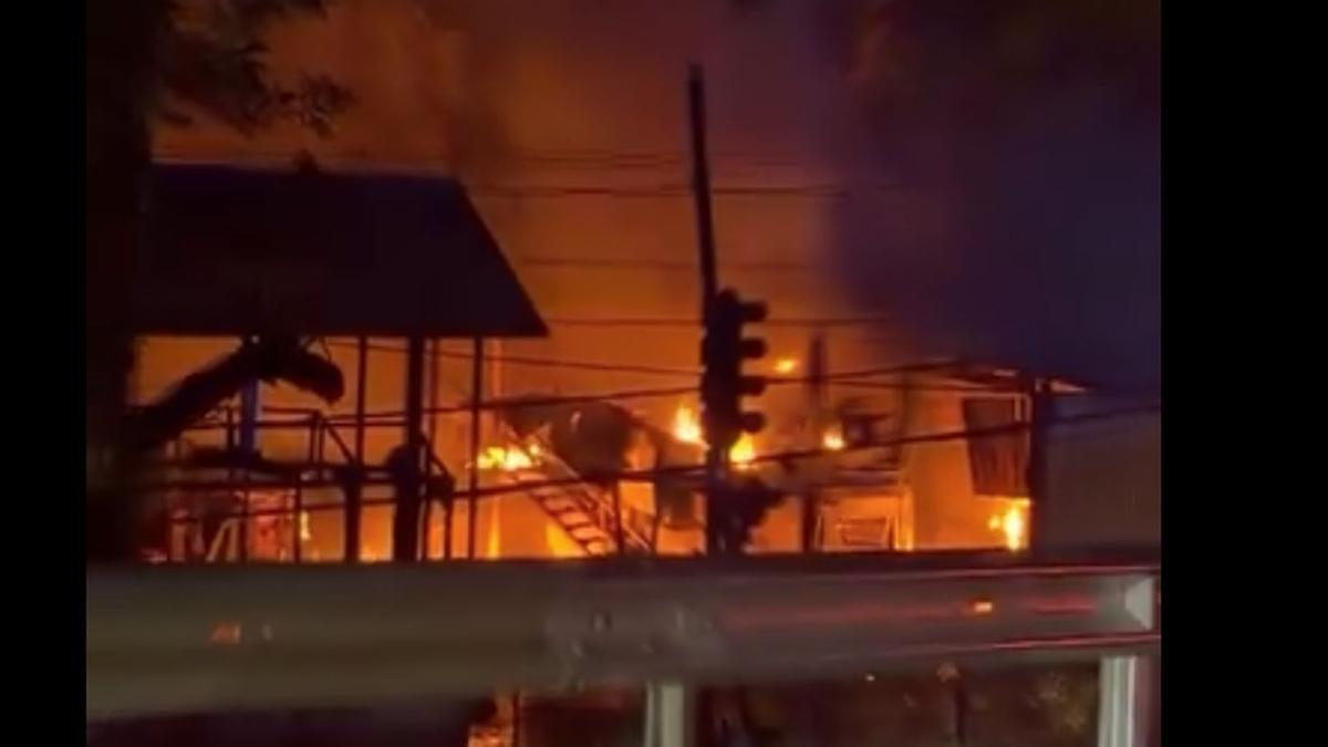 Incendio de un aserradero en Muxika | Deia