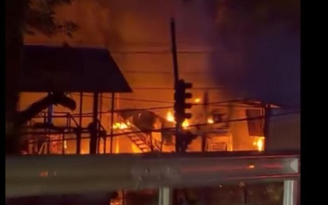 Incendio de un aserradero en Muxika | Deia