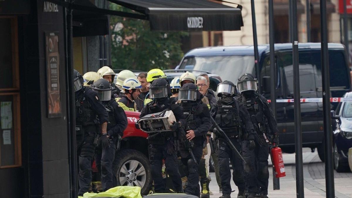 El hombre armado ha permanecido atrincherado en su domicilio de Leioa tres horas | Pablo Viñas, Deia