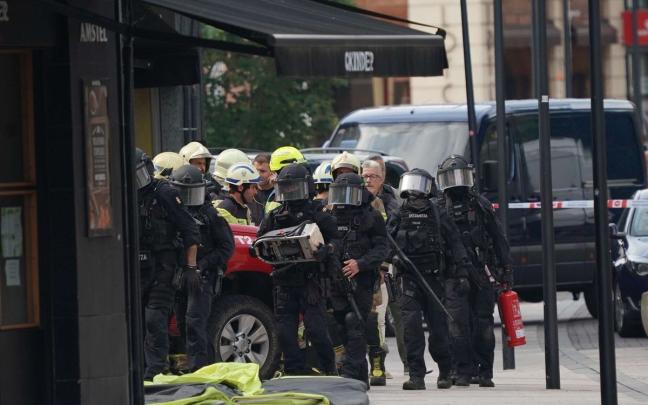 El hombre armado ha permanecido atrincherado en su domicilio de Leioa tres horas | Pablo Viñas, Deia