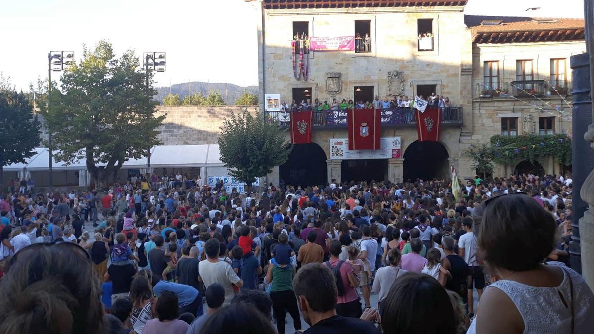 La Herriko Plaza de Elorrio volverá a acoger a centenares de vecinos el día del txupinazo. | A.Salterain, Deia