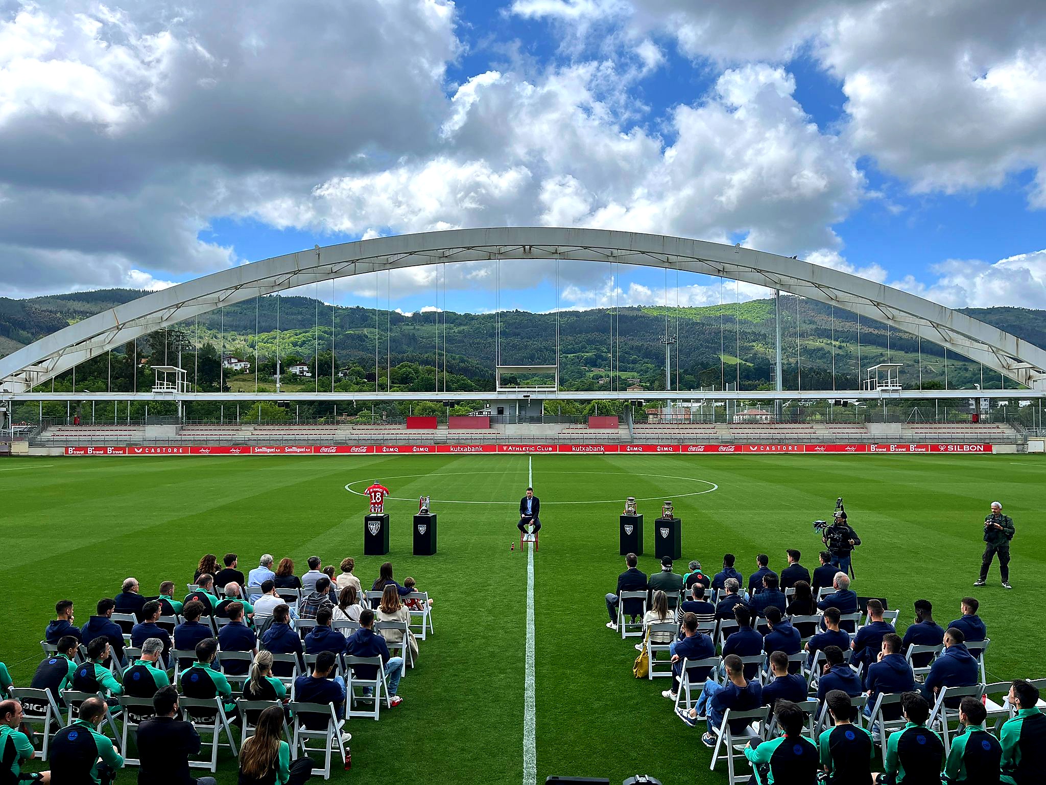 Comienzo del acto de despedida de Óscar de Marcos rodeado de toda su gente en Lezama
