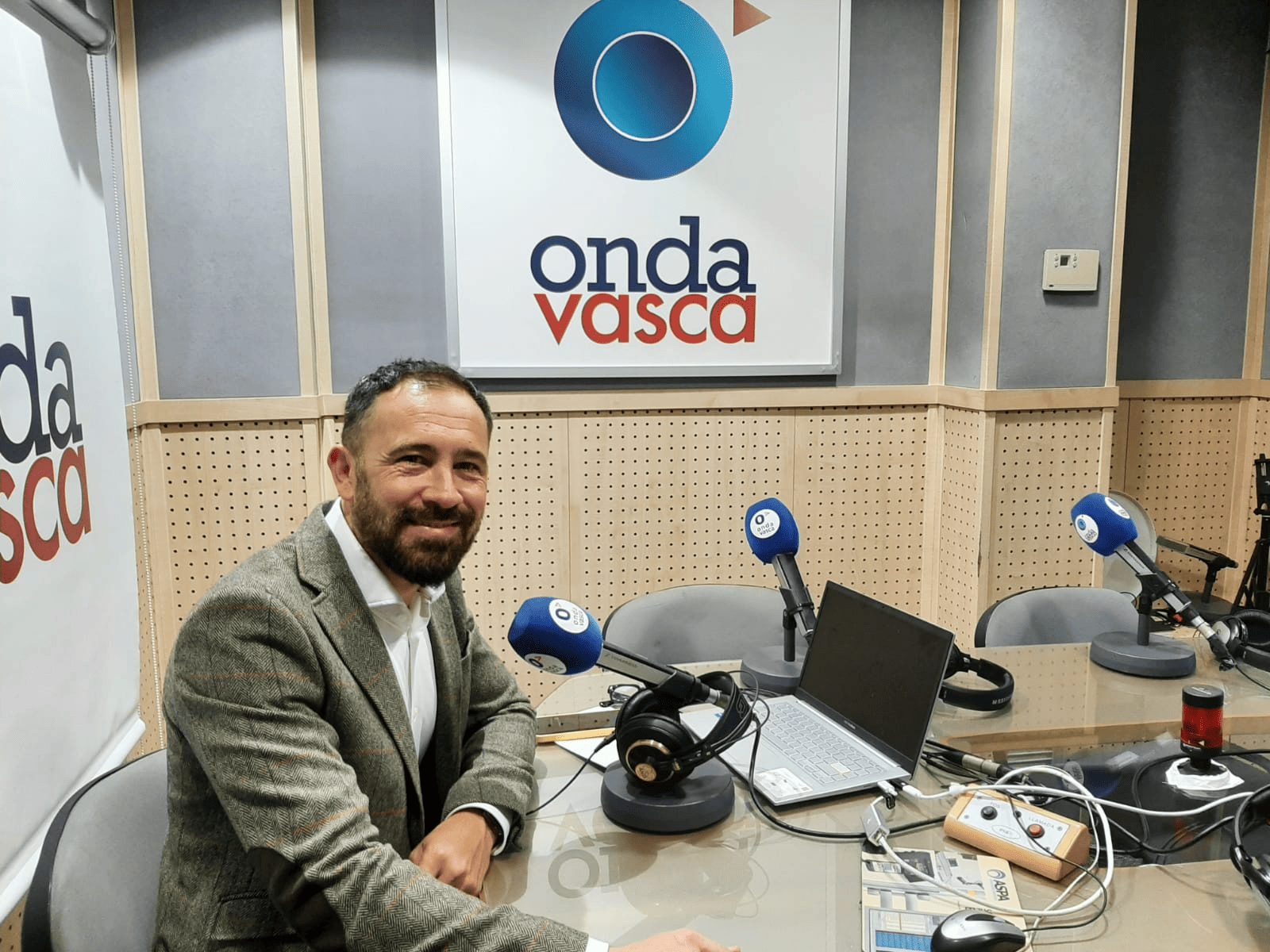 Denis Itxaso en los estudios de ONDA VASCA