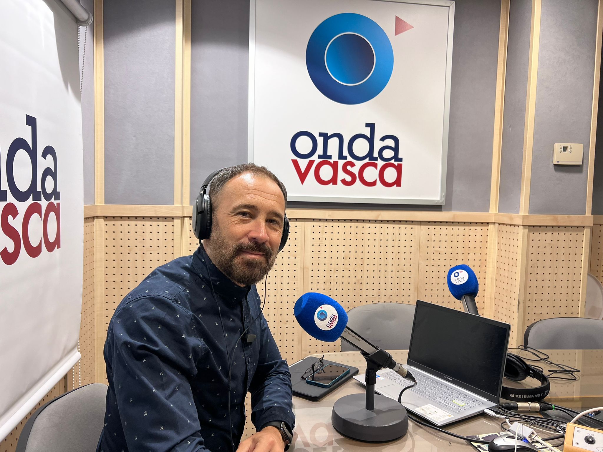 Denis Itxaso en los estudios de ONDA VASCA de Donostia