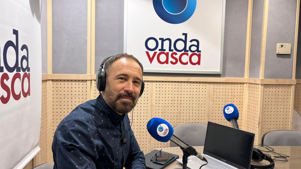 Denis Itxaso en los estudios de ONDA VASCA de Donostia