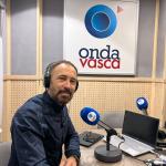 Denis Itxaso en los estudios de ONDA VASCA de Donostia