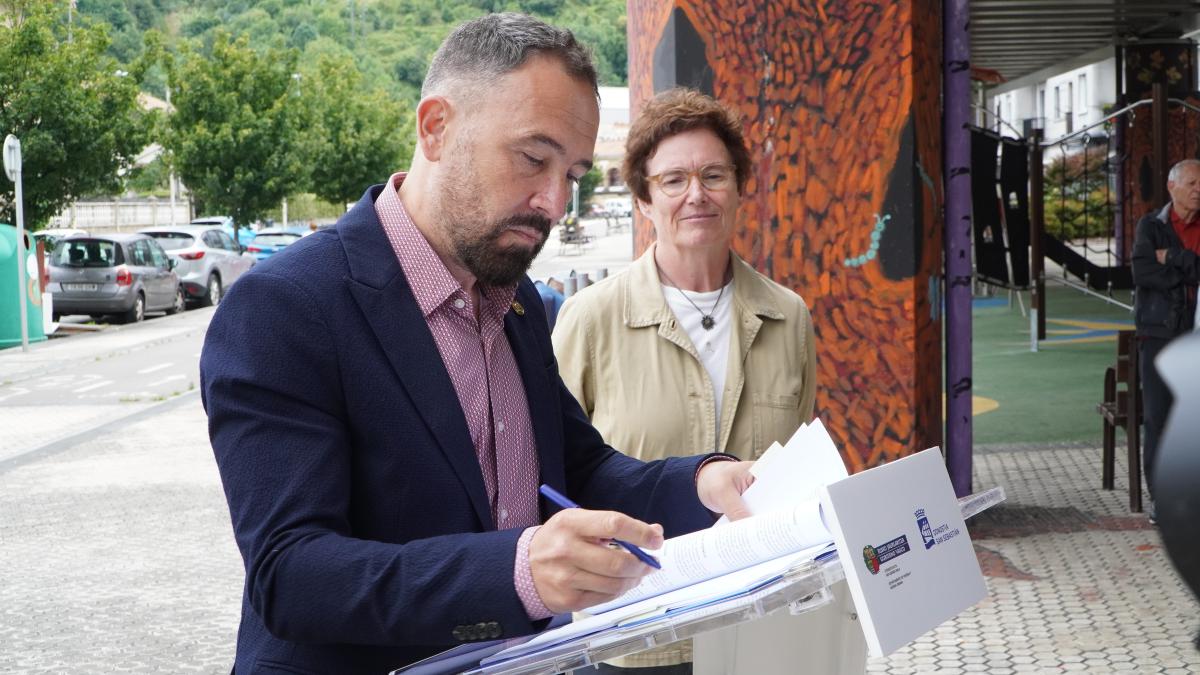 Denis Itsaso firma la cesión gratuita de las parcelas de Ciudad Jardín