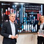La Concejala de Juventud y Deporte del Ayuntamiento de Bilbao, Itxaso Erroteta, acompañada del Director General de Bilbao Kirolak, Marcos Muro, 