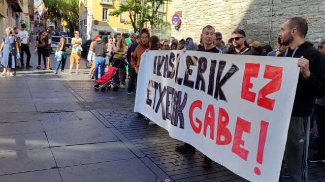 Concentración en Gasteiz por la orden de desahucio de una familia con dos menores en Gasteiz. OV