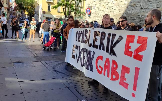 Concentración en Gasteiz por la orden de desahucio de una familia con dos menores en Gasteiz. OV