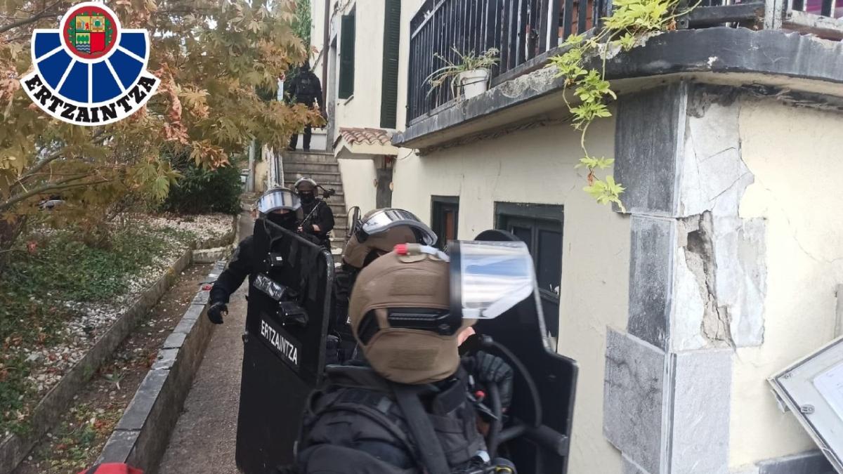 Desalojo de un edificio ocupado en Beasain / Ertzaintza