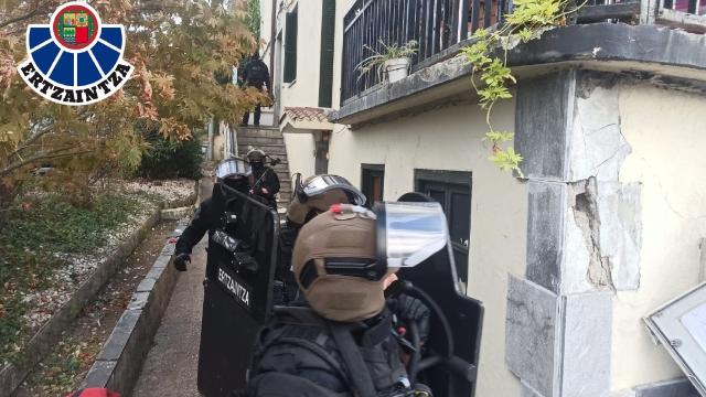 Desalojo de un edificio ocupado en Beasain / Ertzaintza