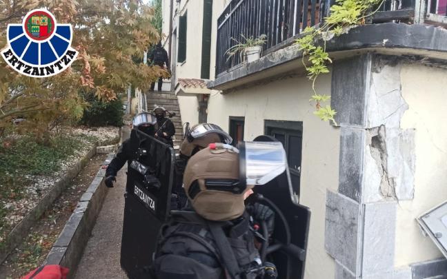 Desalojo de un edificio ocupado en Beasain / Ertzaintza