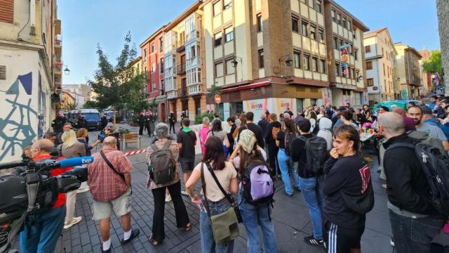 Auzoan Bizi Etxebizitza Sindikatua y Gasteiz Txiki han hecho un llamamiento a parar el desahucio de una familia con dos menores de 8 y 10 años en Nueva Fuera Stuart MacDonald