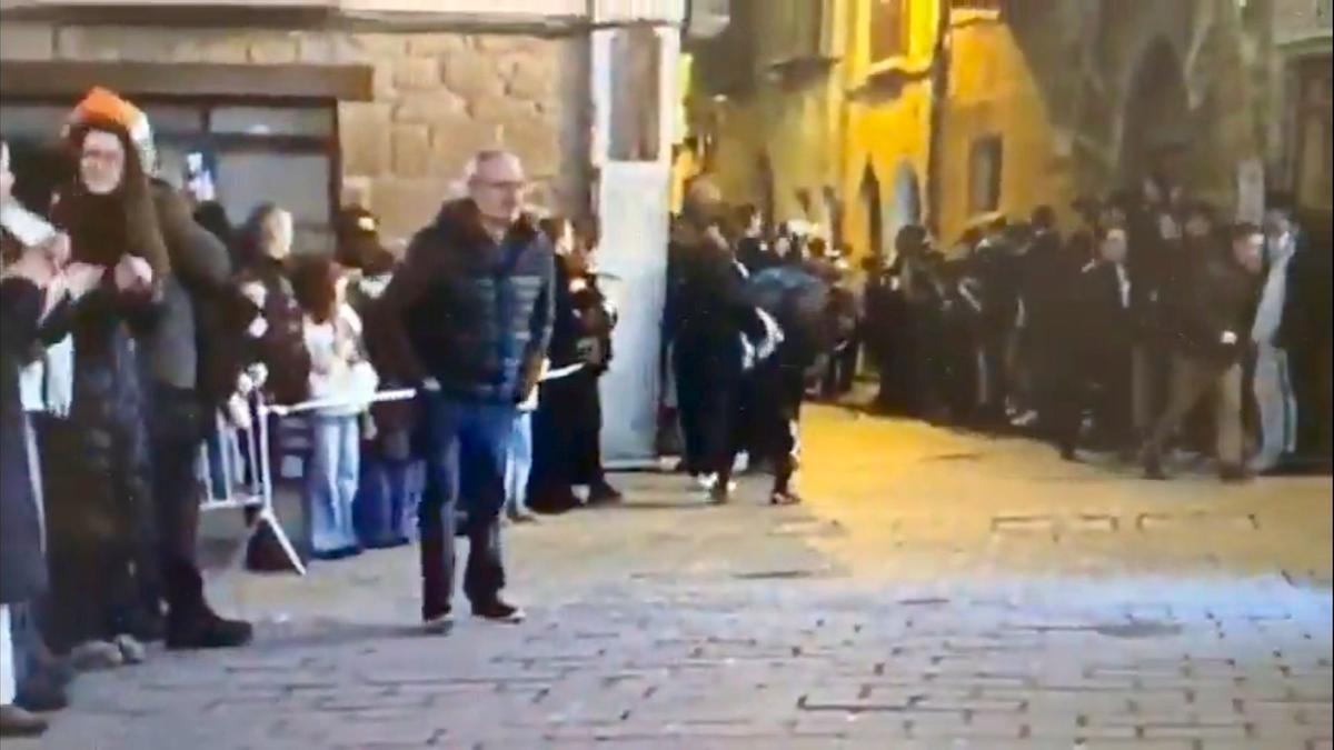 Imagen del vídeo en el que se ve a Juan Ángel Pérez Sanz de Galdeano en el recorrido de la San Silvestre. Policía Local de Olite