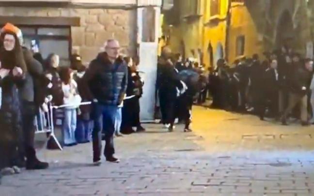 Imagen del vídeo en el que se ve a Juan Ángel Pérez Sanz de Galdeano en el recorrido de la San Silvestre. Policía Local de Olite