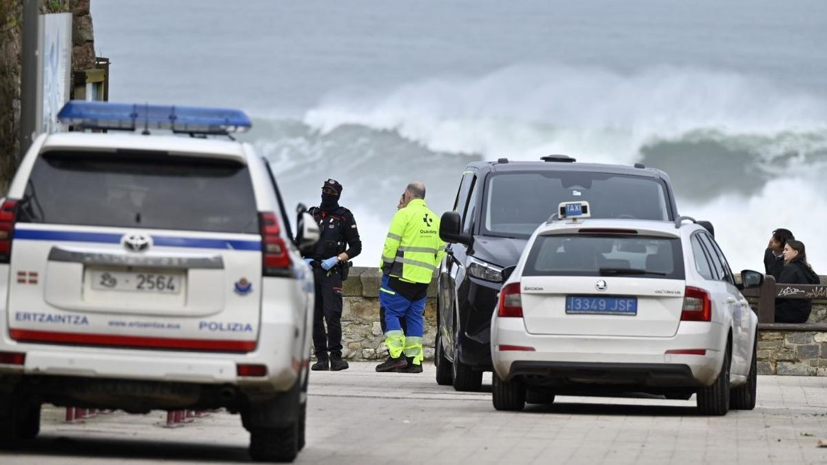Policía en el lugar en el que fue hallado el cadáver de la mujer desaparecida. Arnaitz Rubio