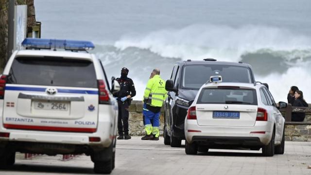Policía en el lugar en el que fue hallado el cadáver de la mujer desaparecida. Arnaitz Rubio