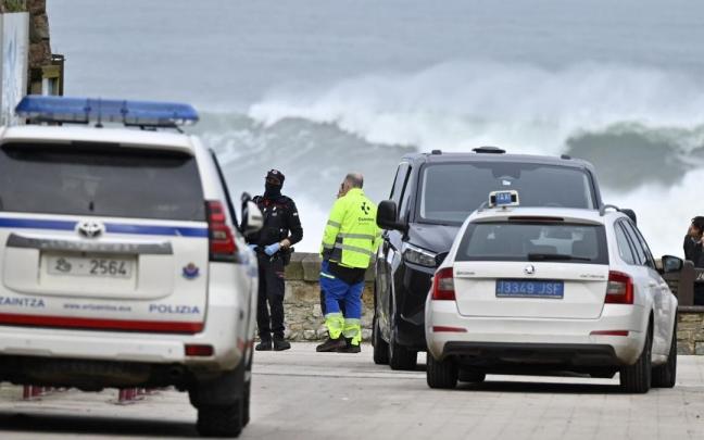Policía en el lugar en el que fue hallado el cadáver de la mujer desaparecida. Arnaitz Rubio