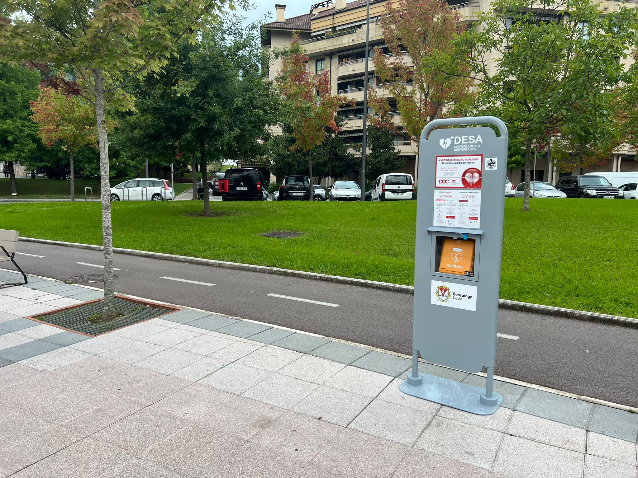 Imagen de uno de los desfibriladores recientemente instalados en Beasain
