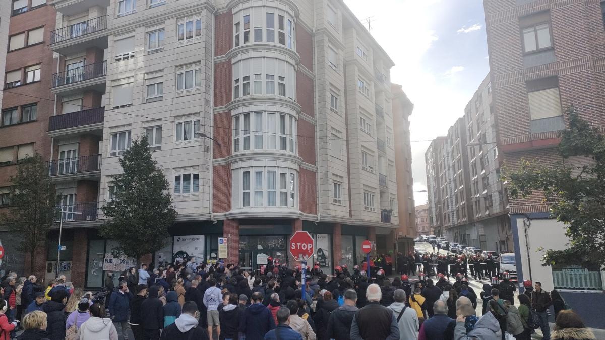 rotesta para intentar impedir el desahucio de una mujer de 70 años y su nieto en el barrio de Astrabudua de Erandio.