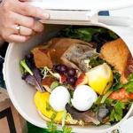 Un cubo de basura lleno de desperdicios alimentarios