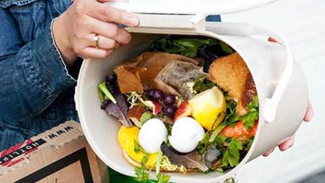 Un cubo de basura lleno de desperdicios alimentarios