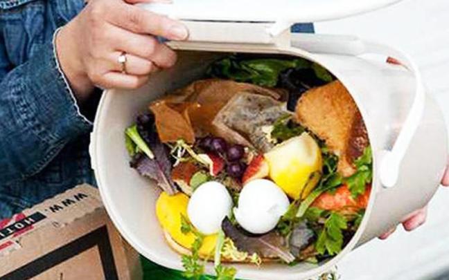 Un cubo de basura lleno de desperdicios alimentarios