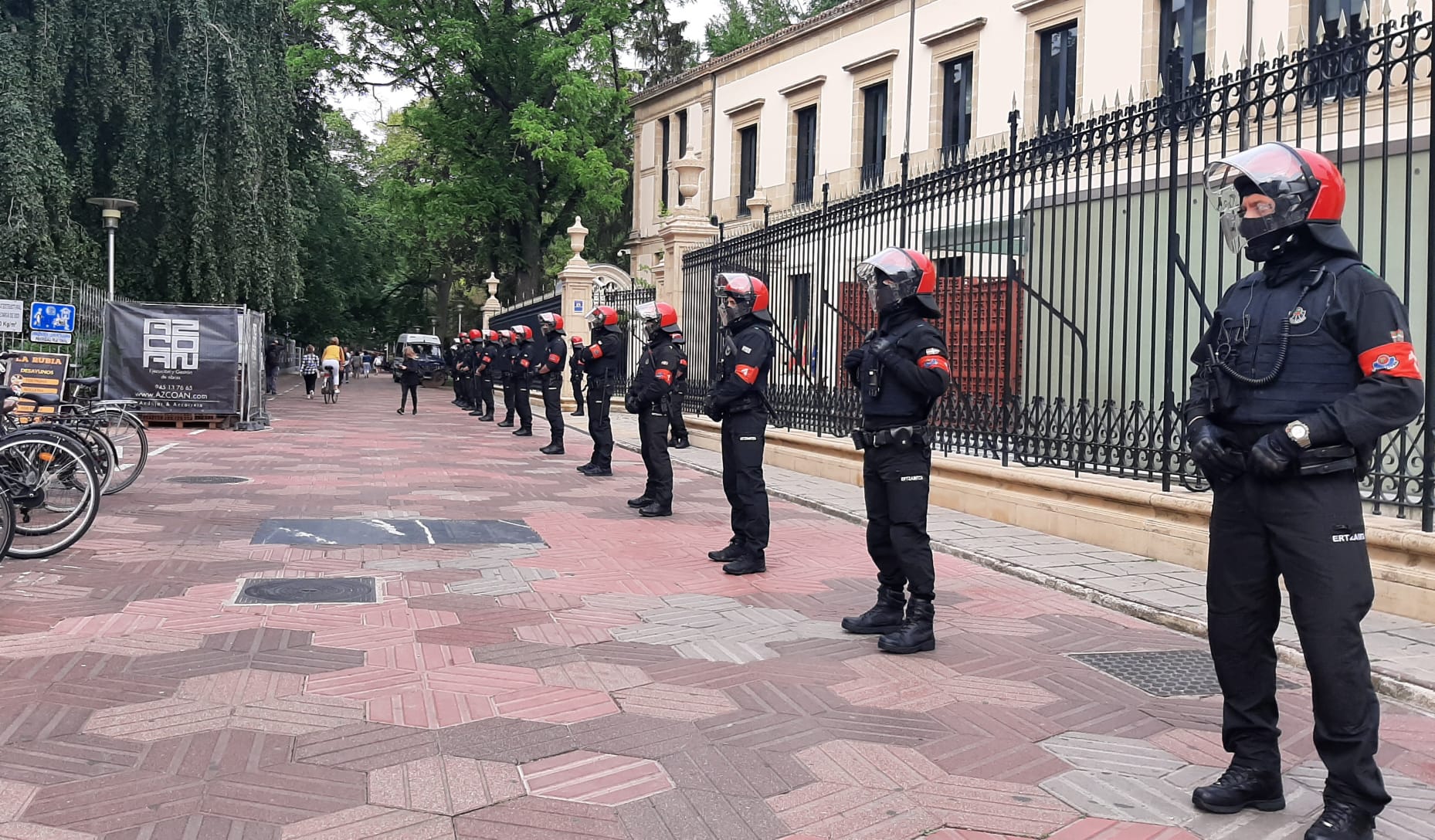 Despliegue policial de la Ertzaintza fuera del Parlamento Vasco. Onda Vasca