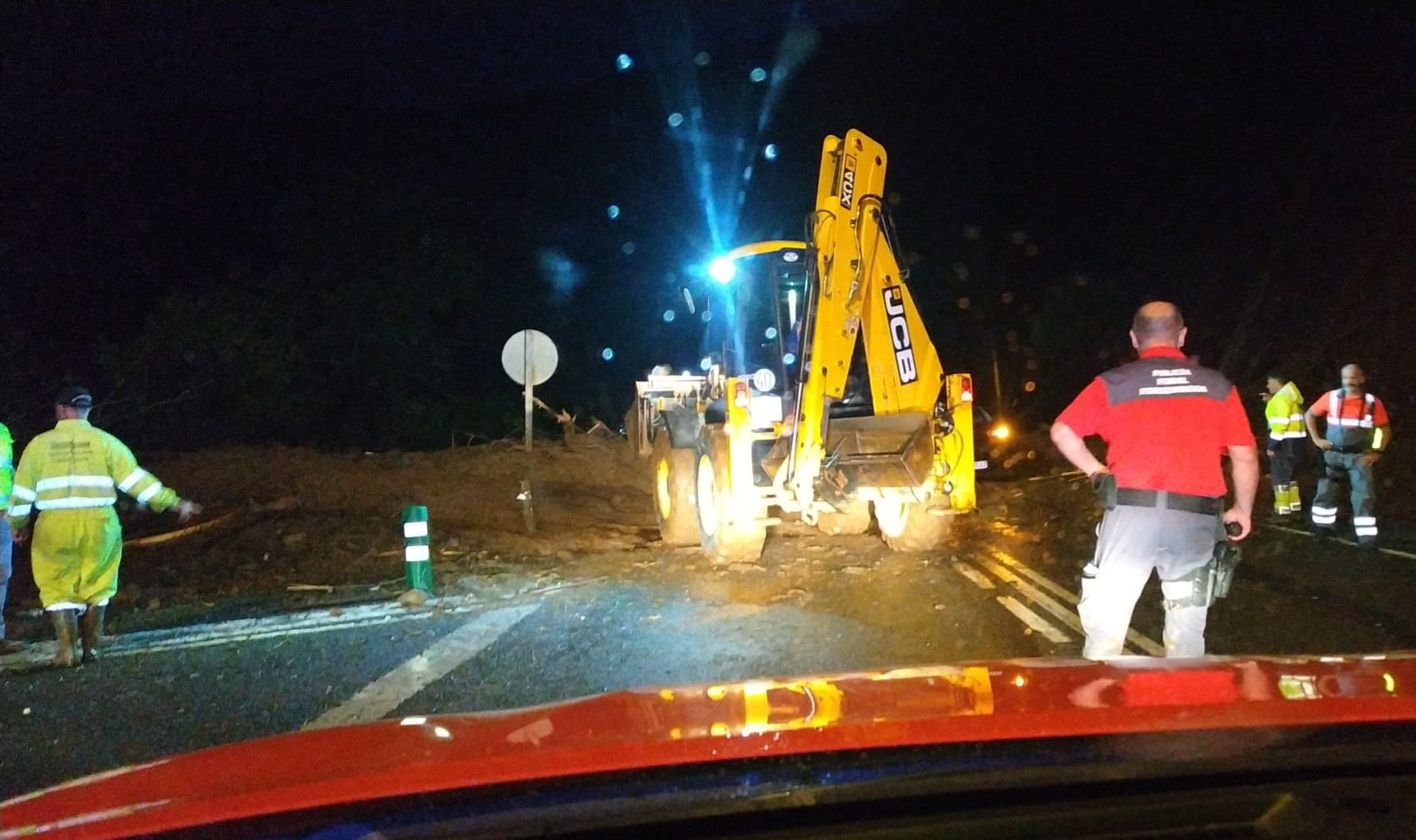 Efectivos de la Policia Foral trabajando para retirar el desprendimiento de la N-121 A. Policía foral twitter