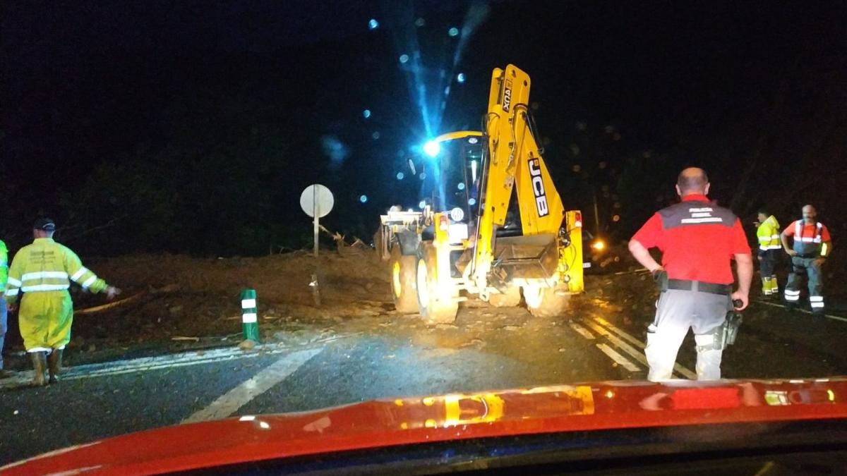 Efectivos de la Policia Foral trabajando para retirar el desprendimiento de la N-121 A. Policía foral twitter