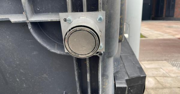 Contenedores de Gasteiz en los que se ha instalado el nuevo sistema contra vuelcos. Fotos: Ayuntamiento de Gasteiz