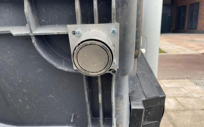 Contenedores de Gasteiz en los que se ha instalado el nuevo sistema contra vuelcos. Fotos: Ayuntamiento de Gasteiz