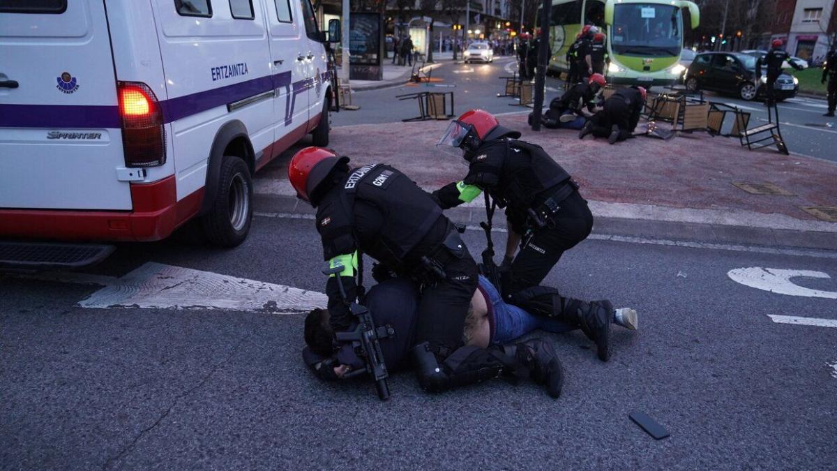 La Ertzaintza detiene a una persona durante los incidentes previos al Real Sociedad-Roma. Foto: Rubén Plaza / Noticias de Gipuzkoa