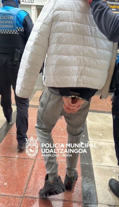 Uno de los detenidos por el apuñalamiento en La Rochapea. Policía Municipal. 