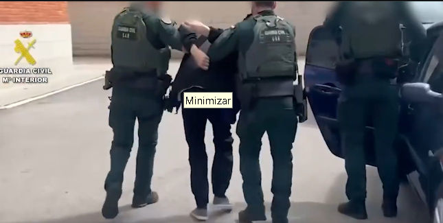 Momento de la entrega de Allal El Mourabit ala Guardia Civil. CEDIDA. 
