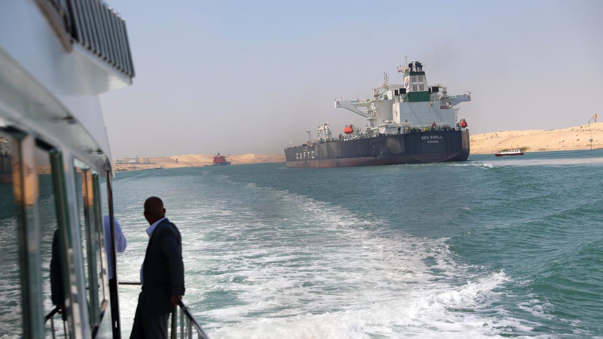 Un buque navega por el canal de Suez en una imagen de archivo.