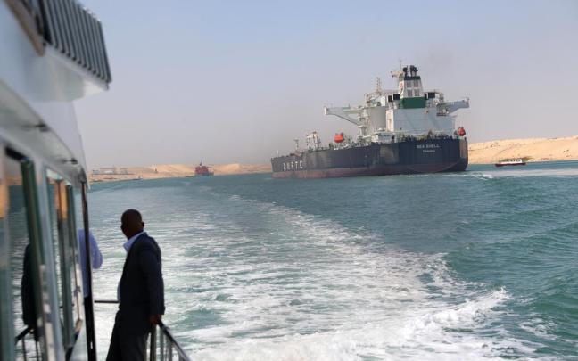 Un buque navega por el canal de Suez en una imagen de archivo.