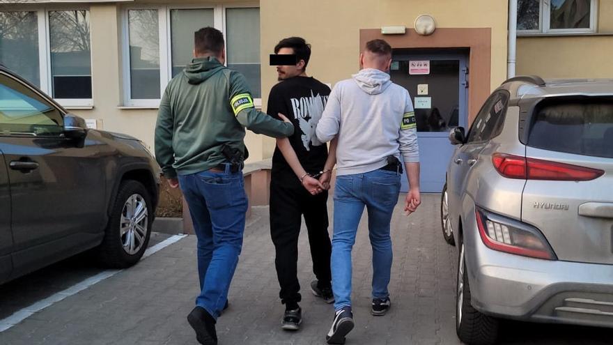 Españoles detenidos por presunto vandalismo en el metro de Varsovia (Polonia)