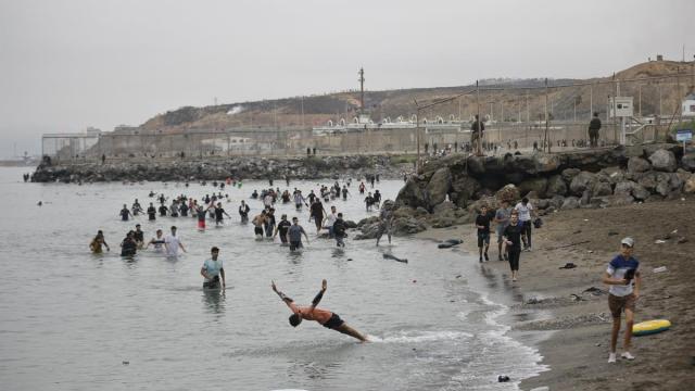 Varios migrantes intentan cruzar a nado la frontera de Ceuta.