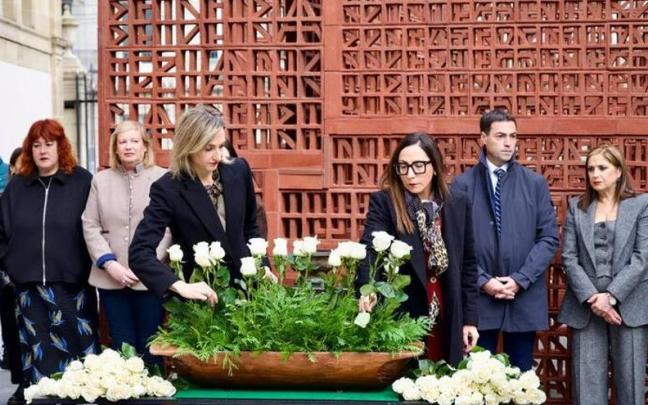 Ofrenda floral en el Parlamento Vasco con motivo del Día de la Memoria.
