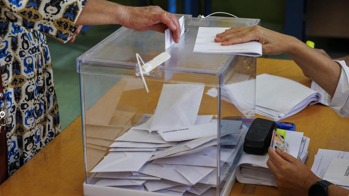Una mujer deposita su voto en la urna