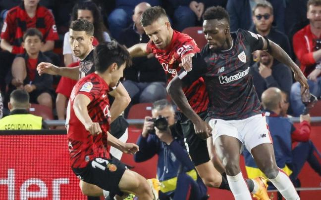 Iñaki Williams intenta zafarse de la presión de Copete. Iñaki Williams intenta zafarse de la presión de Copete.