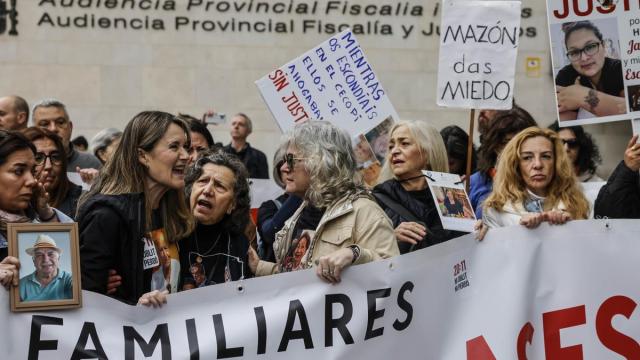 Familiares y víctimas de la dana se concentran en los juzgados de Catarroja / EP Familiares y víctimas de la dana se concentran en los juzgados de Catarroja
